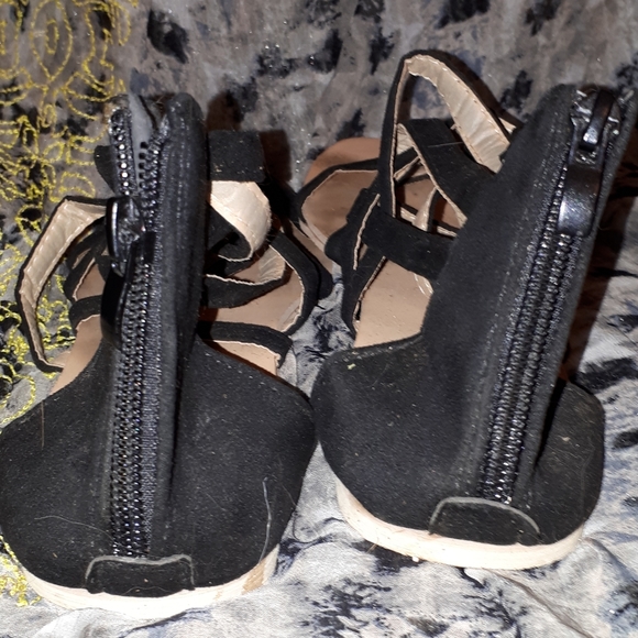 Pleather gladiator sandals. - Picture 3 of 4